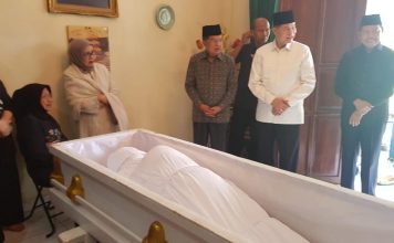MP Dampingi Jusuf Kalla Melayat Almarhum Bempa Mappangara