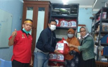 Hindari Kerumunan, KKSS Kota Bekasi Salurkan Sembako dari Rumah