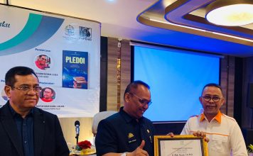 Bedah Buku Pledoi, Hasan Sijaya, Tadjuddin Rachman Terima Penghargaan