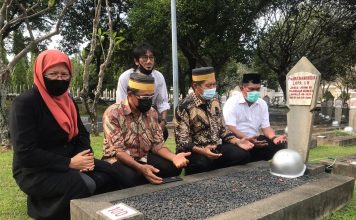 Ketum KKSS Muchlis Patahna Pimpin Ziarah ke TMP Kalibata dan Pembagian Bansos