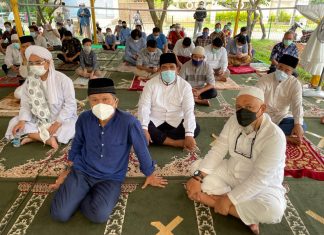 Komposer Musik Dwiki Dharmawan Salat Jumat di Tenda Masjid At Tabayyun, Serasa Arafah