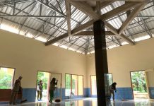 Mahasiswa KKN Poltekkes Muhammadiyah Makassar Bersihkan Masjid Desa Dwitiro