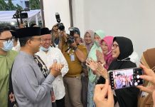 Prasasti Puitis Anies di Peresmian Masjid At Tabayyun