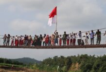 Pak Kades Kutamendala Menangis di Ujung Jembatan Merah Putih