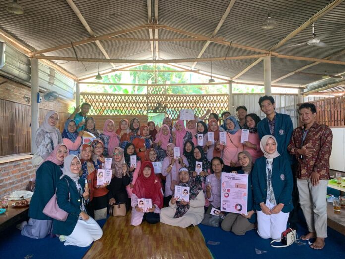 Los estudiantes del grupo 2 de Undip KKN promueven un programa de prevención del dengue hemorrágico en la aldea de Kedongan