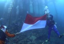 Pengibaran Bendera Bawah Laut di Wakatobi, Perayaan Unik HUT RI ke 79