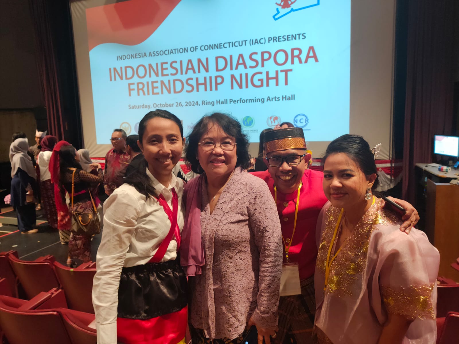 Diaspora Indonesia tengah berpose di gelaran malam budaya  
 Indonesia di AS. 