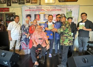 Terisak Haru Sukacita di Panggung Gelar Buku Misteri Jalan Setapak dan Menanjak