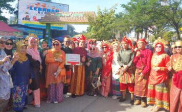 Busana Adat Sulawesi Selatan yang Warna-Warni Curi Perhatian di Puncak Lebaran Depok