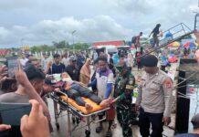 Kolaborasi Humanis Satpamobvit dan Satpolairud Polres Wakatobi Bantu Pasien Naik Kapal Menuju RS Bahteramas