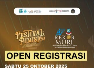 7.241 Peserta Pecahkan Rekor MURI Minum Kopi Gula Aren di Pantai Merpati Bulukumba