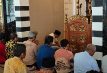 Penuh Hikmat, IAS Memimpin Salat Asar di Masjid Nurut Tarbiyah