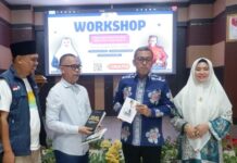 Paris Yasir Terima Buku Masrur Makmur di Workshop PAUD Menulis