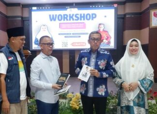 Paris Yasir Terima Buku Masrur Makmur di Workshop PAUD Menulis
