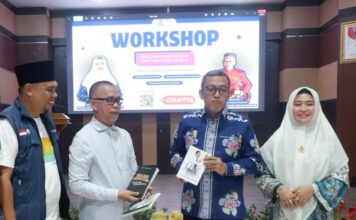 Paris Yasir Terima Buku Masrur Makmur di Workshop PAUD Menulis