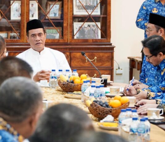 Pagi Hari Mentan/Kepala Bapanas Amran Pimpin Rapat Penyaluran Bantuan Pangan untuk Bencana Aceh, Sumut, dan Sumbar