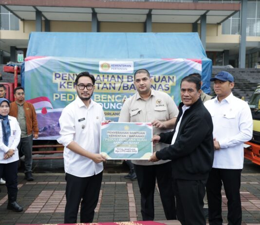 Mentan Amran Gerak Cepat Salurkan 24 Truk Bantuan Untuk Korban Longsor Cisarua, Siapkan Solusi Permanen Cegah Bencana