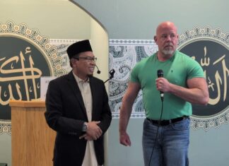 Dipandu Imam Asal Sulsel, Muthahhir Arif, Professor Amerika Resmi Peluk Islam di Masjid Istiqlal Houston Texas