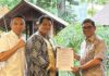 Ketua Formatur Pembentukan APPMBGI Provinsi Lampung (tengah, mengenakan batik) didampingi Sekretaris Formatur (kiri, mengenakan kemeja putih) saat penyerahan Surat Keputusan.