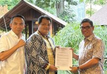 Ketua Formatur Pembentukan APPMBGI Provinsi Lampung (tengah, mengenakan batik) didampingi Sekretaris Formatur (kiri, mengenakan kemeja putih) saat penyerahan Surat Keputusan.