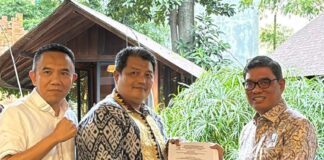 Ketua Formatur Pembentukan APPMBGI Provinsi Lampung (tengah, mengenakan batik) didampingi Sekretaris Formatur (kiri, mengenakan kemeja putih) saat penyerahan Surat Keputusan.