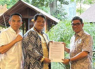Ketua Formatur Pembentukan APPMBGI Provinsi Lampung (tengah, mengenakan batik) didampingi Sekretaris Formatur (kiri, mengenakan kemeja putih) saat penyerahan Surat Keputusan.
