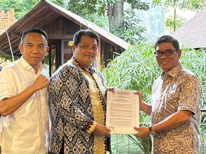 Ketua Formatur Pembentukan APPMBGI Provinsi Lampung (tengah, mengenakan batik) didampingi Sekretaris Formatur (kiri, mengenakan kemeja putih) saat penyerahan Surat Keputusan. Ketua Formatur Pembentukan APPMBGI Provinsi Lampung (tengah, mengenakan batik) didampingi Sekretaris Formatur (kiri, mengenakan kemeja putih) saat penyerahan Surat Keputusan.