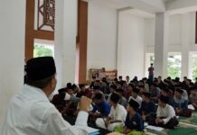Tausiah Ramadhan di Pesantren Darul Mukhlisin: Muchlis Patahna Ajak Santri Memaknai Al-Qur’an dan Al-Fatihah