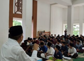 Tausiah Ramadhan di Pesantren Darul Mukhlisin: Muchlis Patahna Ajak Santri Memaknai Al-Qur’an dan Al-Fatihah