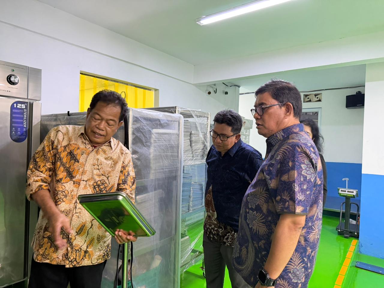 Ketua Umum DPP APPMBGI Dr. Ir. Abdul Rivai Ras, M.M., M.S., M.Si., IPU., ASEAN Eng. didampingi Ketua DPD II APPMBGI Kota Jakarta Timur, H.M. Rafiddin Hamoes, S.H., S.E., M.M. meninjau fasilitas dapur Satuan Pelayanan Pemenuhan Gizi (SPPG) Cipinang Muara 05, Jatinegara, Jakarta Timur, Senin (9/03/2026).