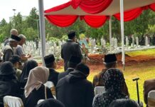 Tembakan Salvo Mengiringi Jenazah A. Rivai di Taman Makam Pahlawan Kalibata