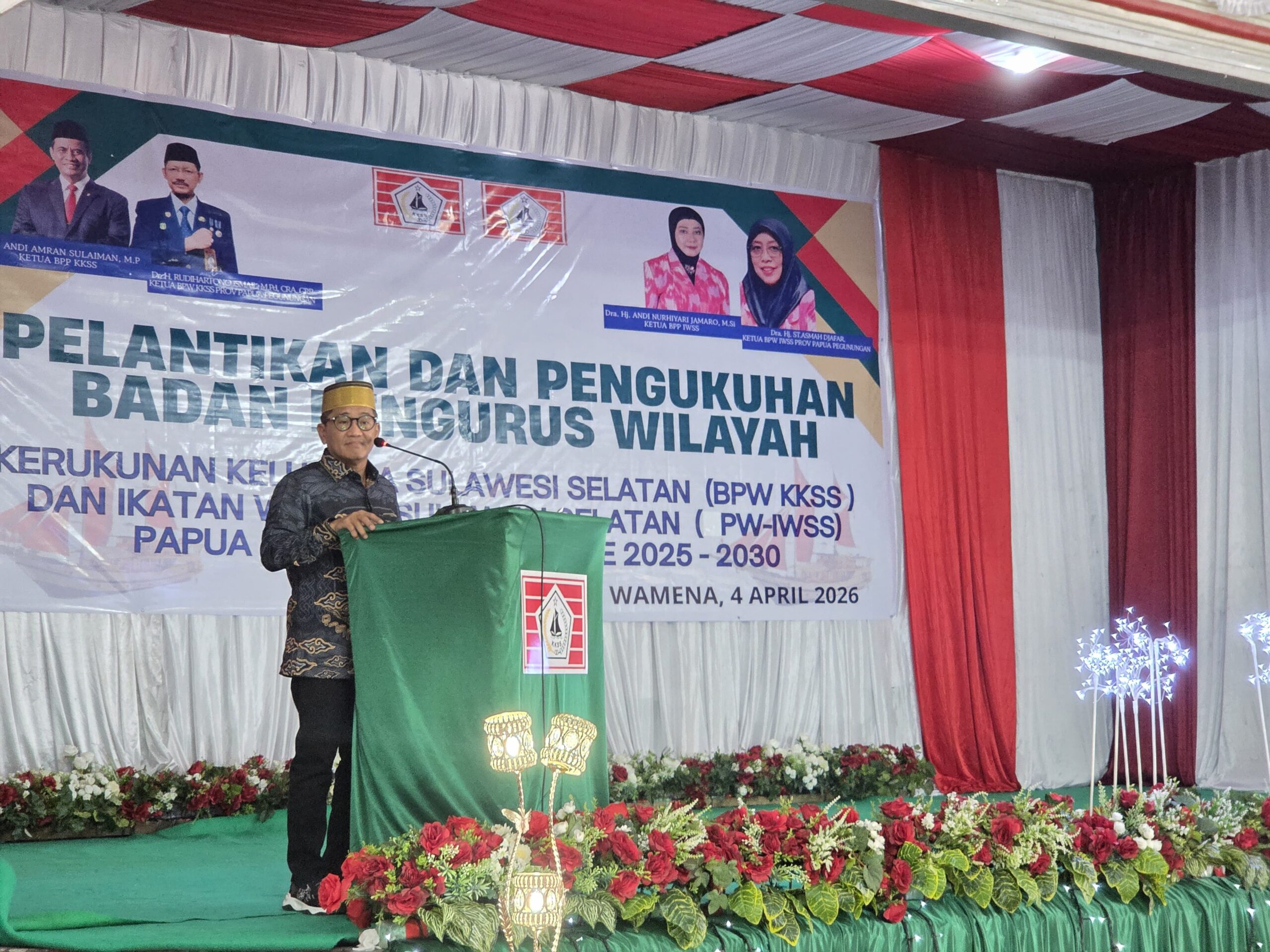 Wakil Ketua Umum BPP KKSS, Andi Rukman Nurdin Karumpa, menyampaikan sambutan saat Pelantikan dan Pengukuhan BPW KKSS serta PW IWSS Papua Pegunungan periode 2025–2030 di Wamena, Sabtu (4/4/2026).