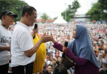 Sentuhan Nyata untuk Rakyat Kecil: Mentan Amran Bantu Modal Rp20 Juta untuk Pedagang Kerupuk di Bone