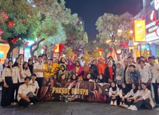 Parade Budaya Sulawesi (KBMS) Telkom University Pukau Pengunjung Braga City Walk