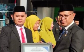 Suriadi Pustakawan Terbaik Pangkep Diganjar Penghargaan di HUT Pustakawan