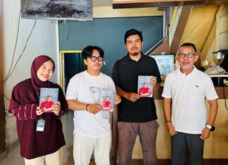 Chaidir Syam, Beri Semangat Book Party Maros dan Serahkan Buku” Literasi Jalan Hidupku”